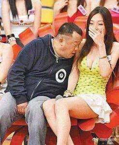 曾志伟四个儿女现状！曾宝仪44岁至今无人娶，老四最像父亲！