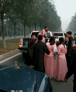 搞笑gif趣图:小伙子健身有动力,女朋友亲自坐镇来监督!