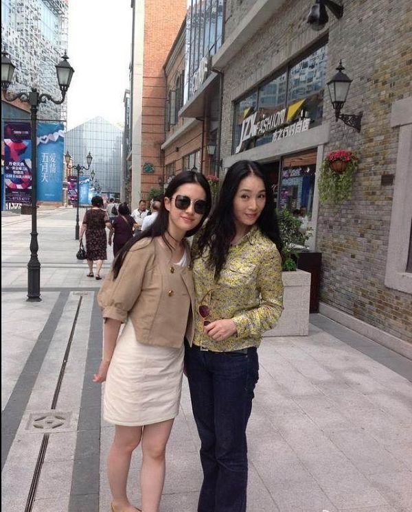 刘亦菲家族基因强大，小姨素颜容貌曝光，网友：不进娱乐圈可惜了