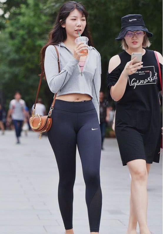 爱健身的美女搭配紧身打底裤,依然给人时尚的既视感!