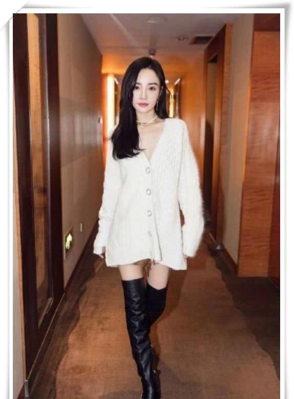 李小璐又不安分啦!紫色丝袜配长筒靴,衣服半脱半穿尽显风情味!
