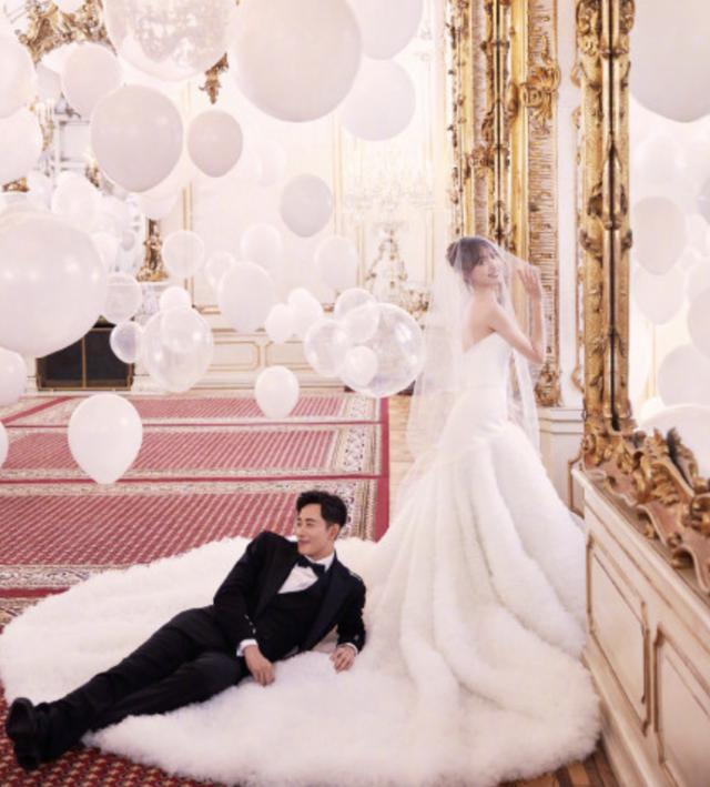 唐嫣罗晋同晒领证婚纱照官宣婚讯,回顾二人交往历程甜蜜爆表