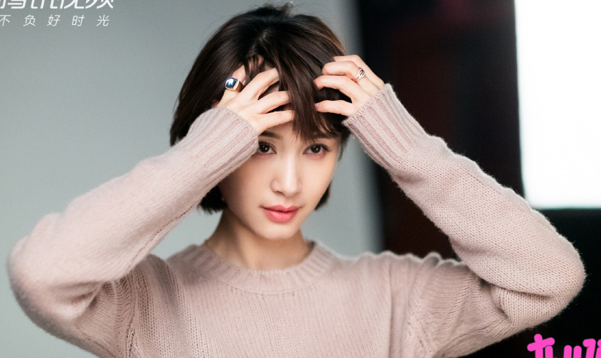 王子文一身中国红秀“竹竿腿”,短发搭配显高10cm,信你只有80斤 王子文一身中国红秀“竹竿腿”,短发搭配显高10cm,信你只有80斤