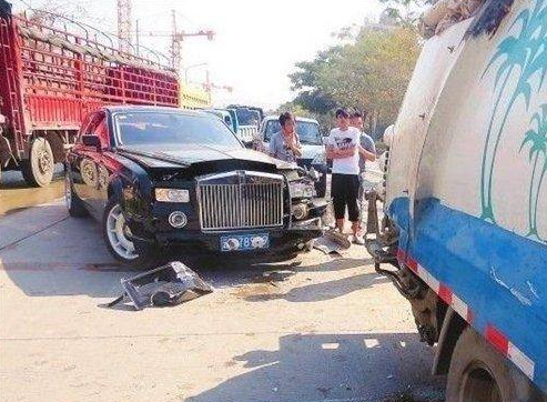 五菱撞上劳斯莱斯，车身一字暴露身份，豪车主：您走，我绕路