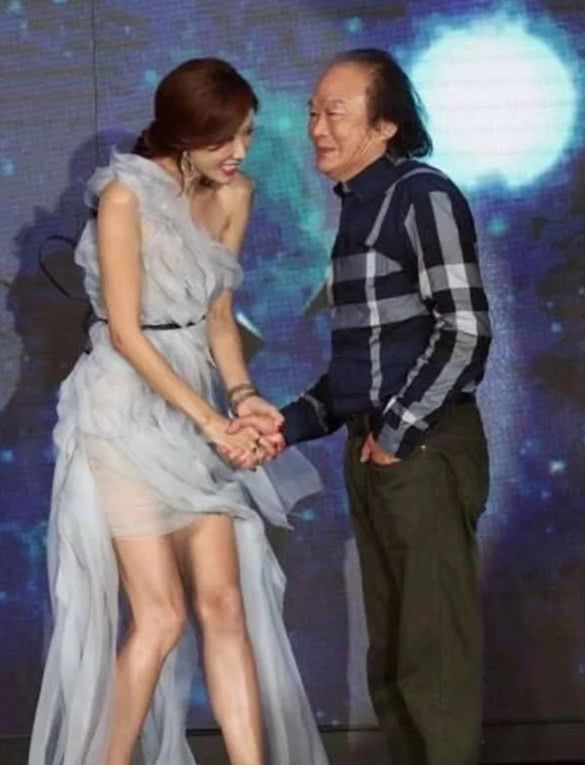 林志玲在活动现场握着男子的手不松,网友看到她的表情
