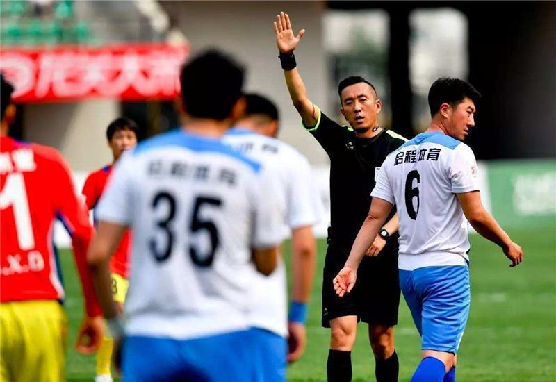 中国足球再现尴尬! 不满裁判大尺度判罚, 黑龙