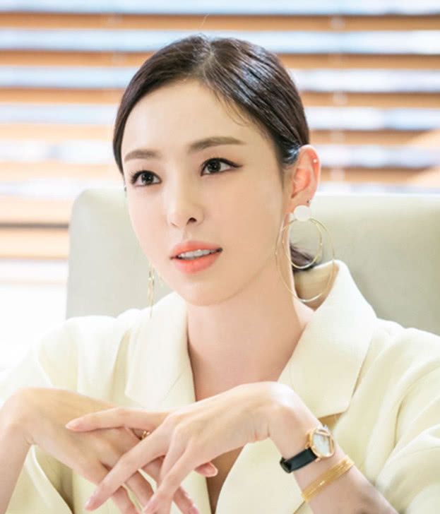 李多喜和孙艺珍穿同款西服,差距太明显,网友:服了韩国女星身材