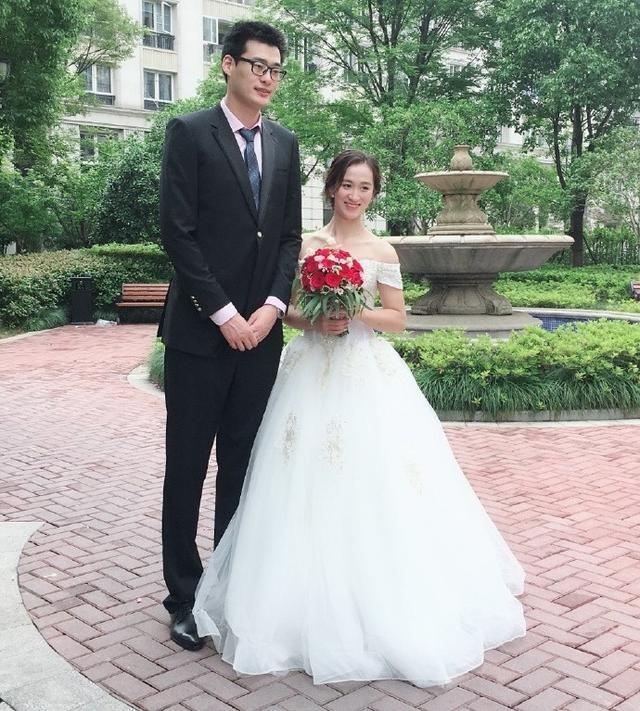 她是女排最矮国手，身高1米68嫁2米1男排国手，婚后幸福滋润！