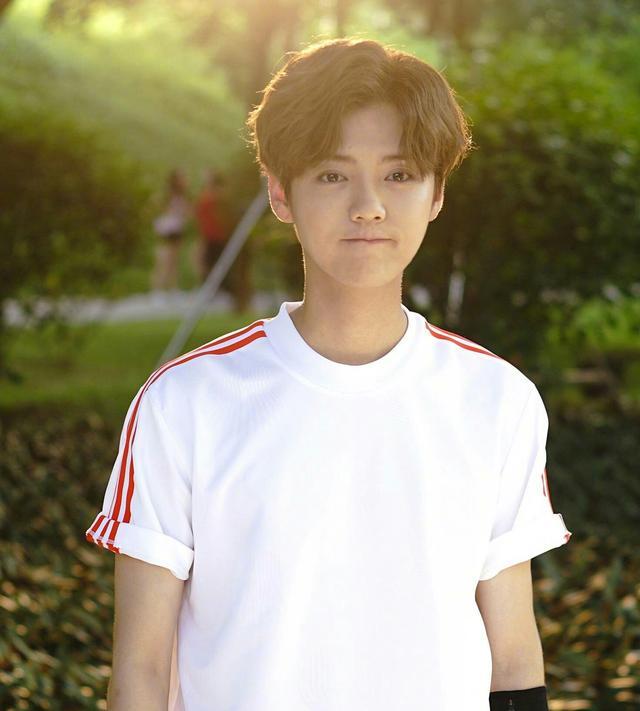 关晓彤和易烊千玺合作,家中还有个鹿晗,粉丝:活