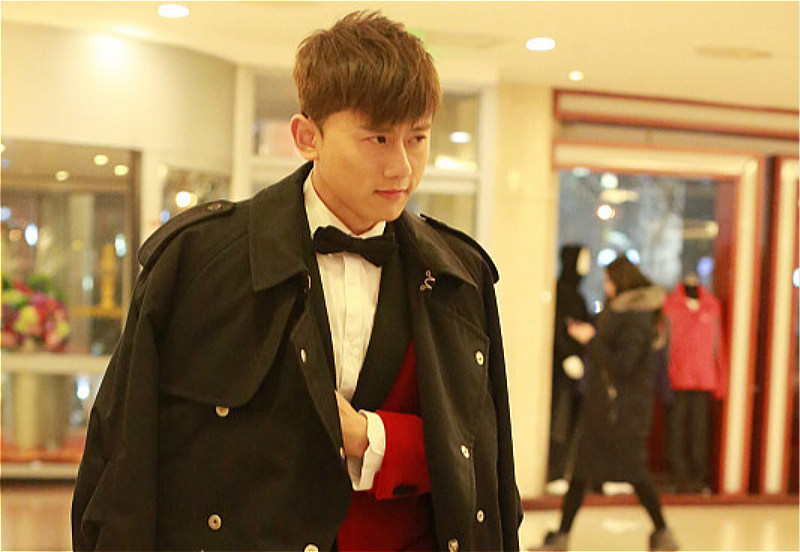 张杰在春晚后台为小孩怒斥摄影师,却遭网友非议