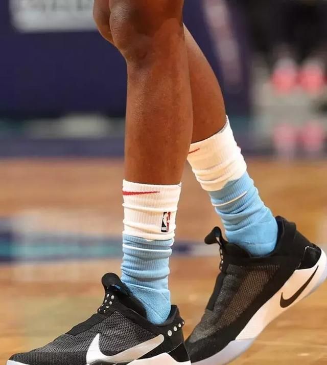 NBA球员今日上脚:威少2代新配色，韦德生日套装太骚了!