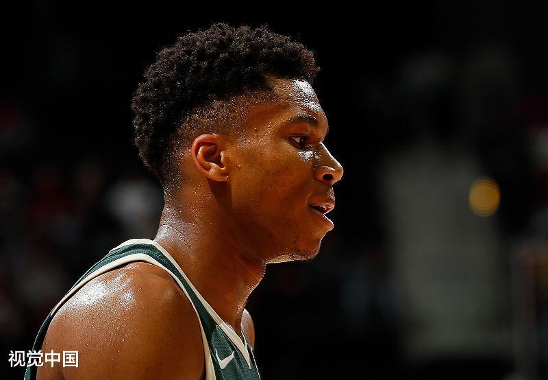 这数据太残暴! 字母哥到底是中锋还是前锋还是