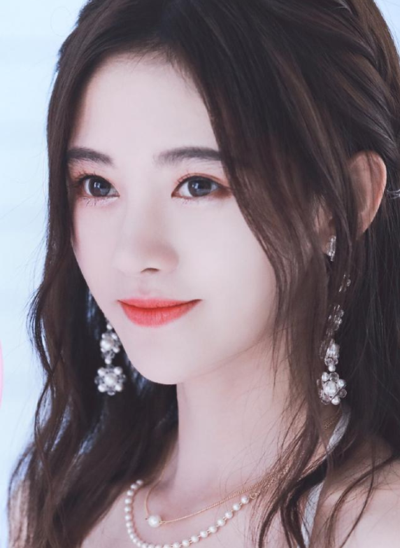 戴着帽子的她可爱又娇小,很有邻家女孩气息,清新迷人.