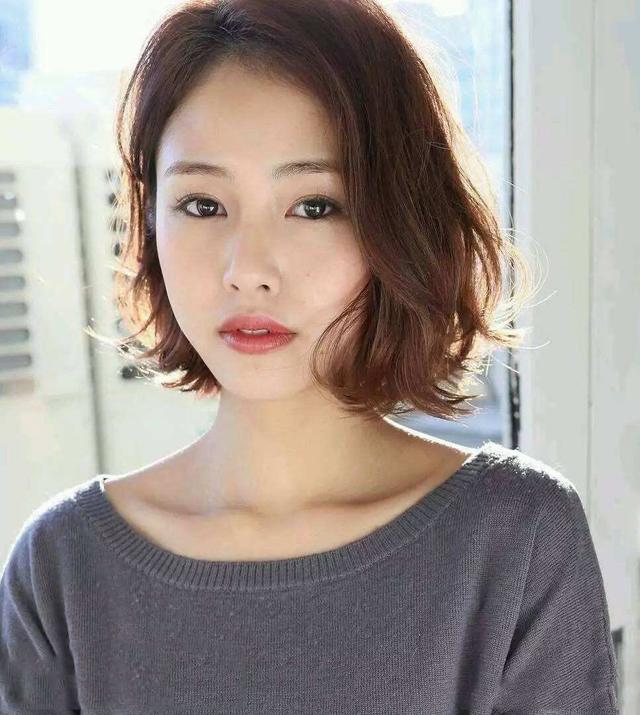 40岁的女人,剪短发不烫很显年纪!这3种