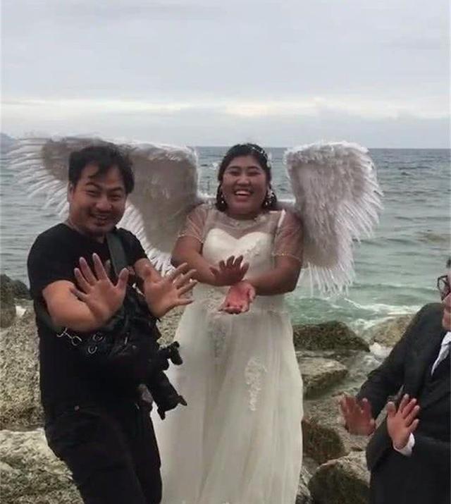 胖新娘拍“天使”婚纱照，取照当天新娘愤怒了，网友拿错照片