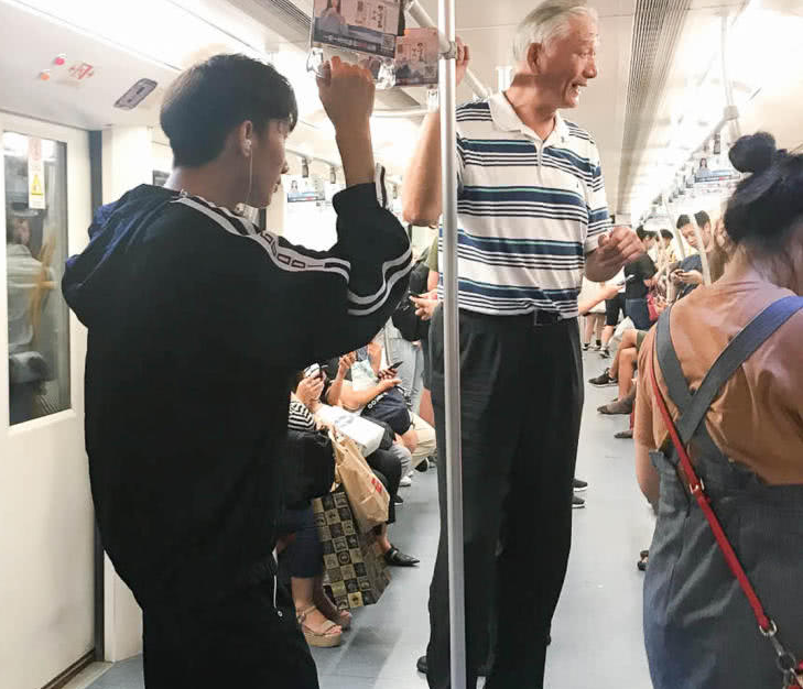姚明66岁老父亲低调挤地铁被围观 终于知道地铁有多高
