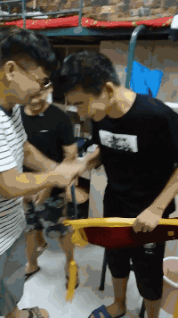 幽默段子gif 恭喜兄弟重回单身狗组织