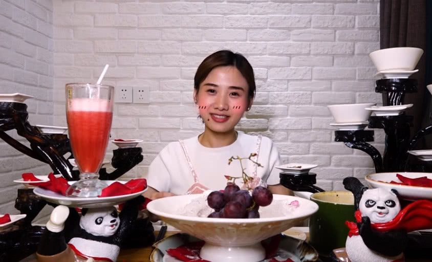 大胃王密子君直播吃熊猫蛋糕,惨遭饲养员当面