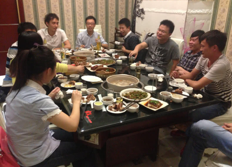 和老同事聚餐,我充大头坚决要买单,回家路上微信连续响了12下