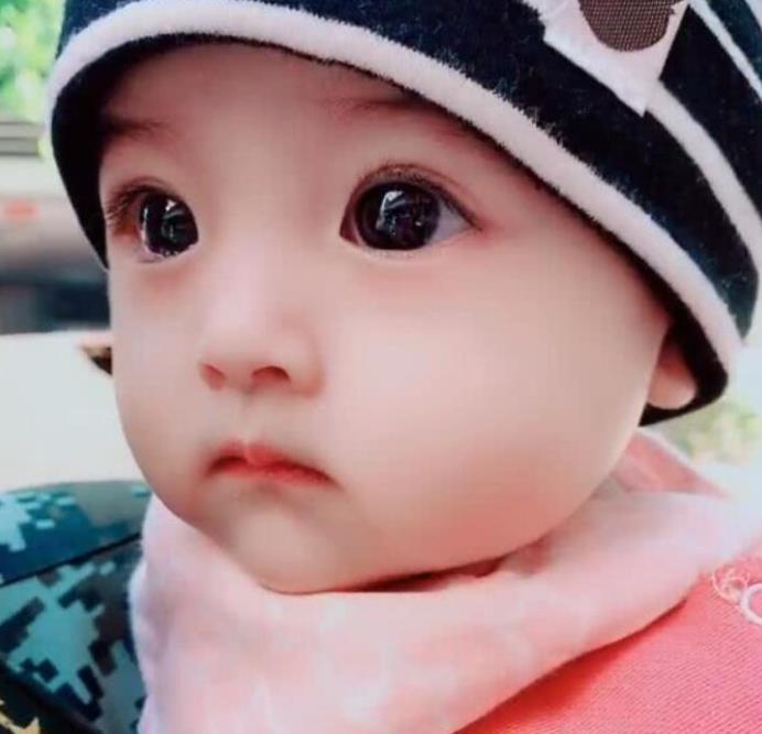 "最美宝宝"火了,大眼睛回头率太高,网友:又想骗我生女儿!