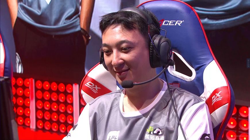 VG打野闪现秒王校长,校长都被打笑了,网友:VG打野估计凉了!