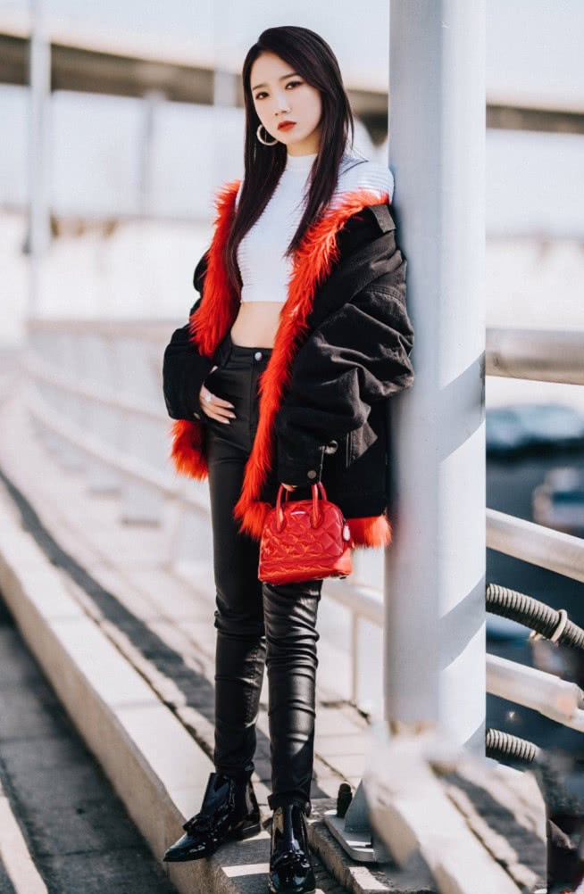 孟美岐咋这么瘦？别人90斤挤不下的紧皮裤，她却穿得像“弹簧”