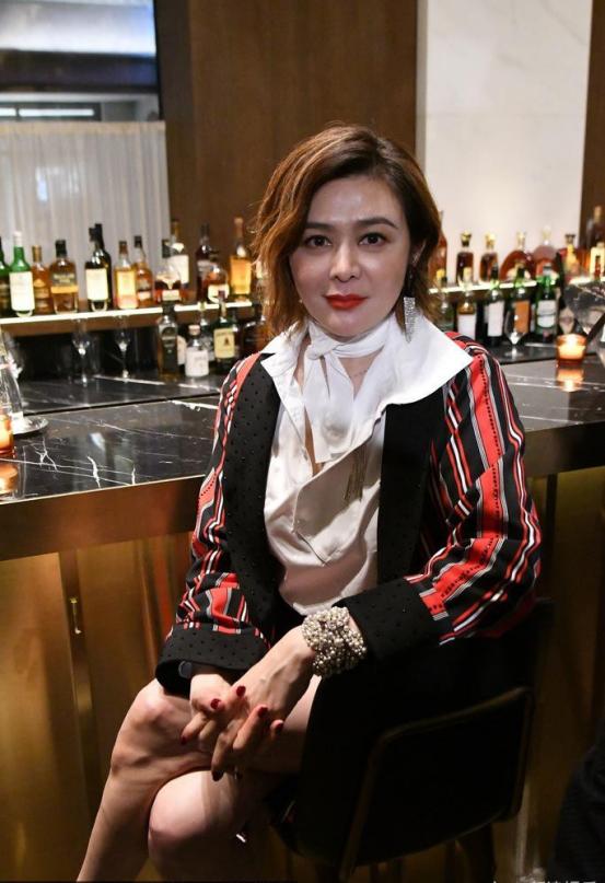 56岁关之琳和52岁刘嘉玲西装配短裤,腿上的皱纹证明谁