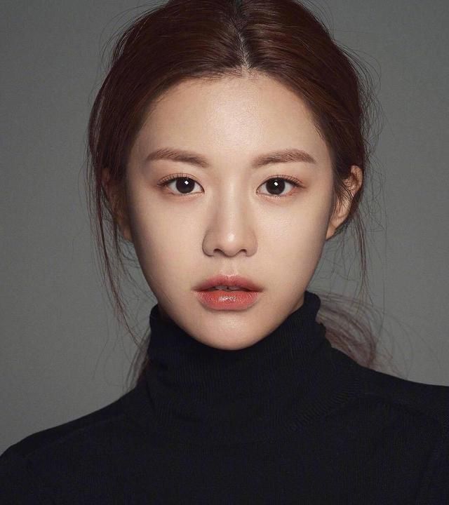 韩国最新整容模板脸出炉最近韩国女生都拿她的照片去整容