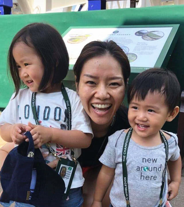 李娜现状：退役后一年光代言费千万美金，一儿一女家庭幸福美满！