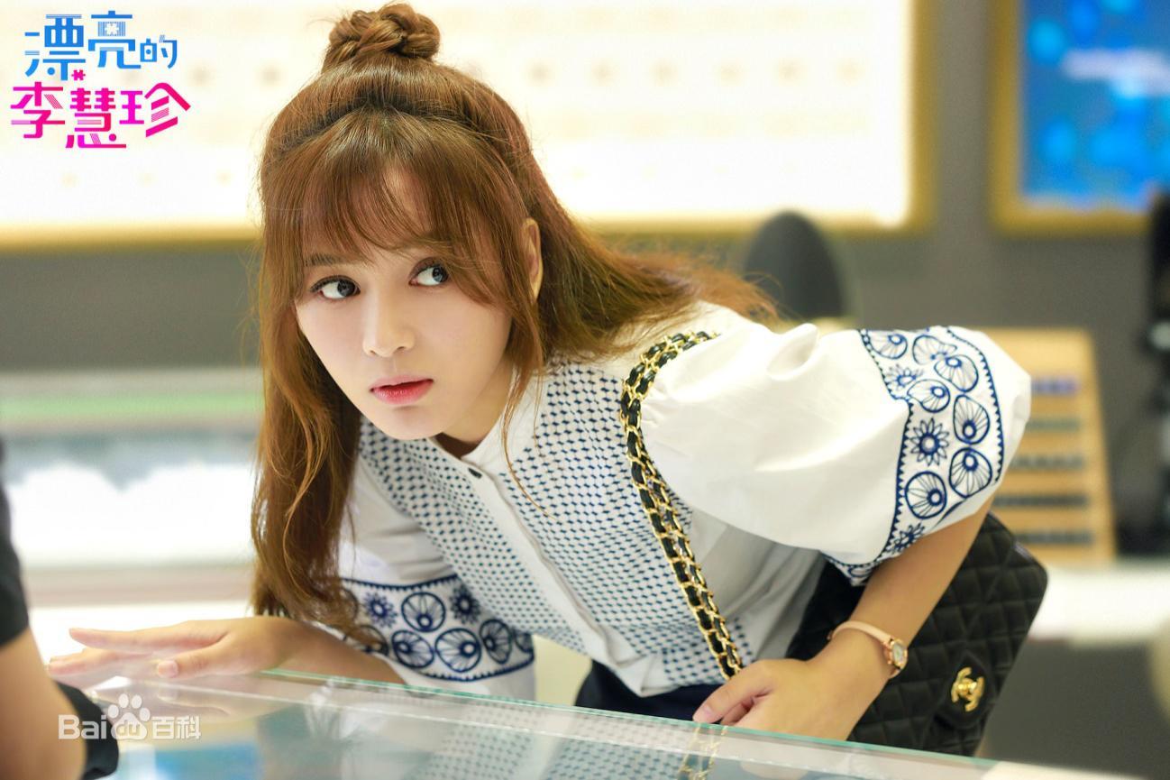 王一菲微博海报自拍引热议,眼尖粉丝竟认出是