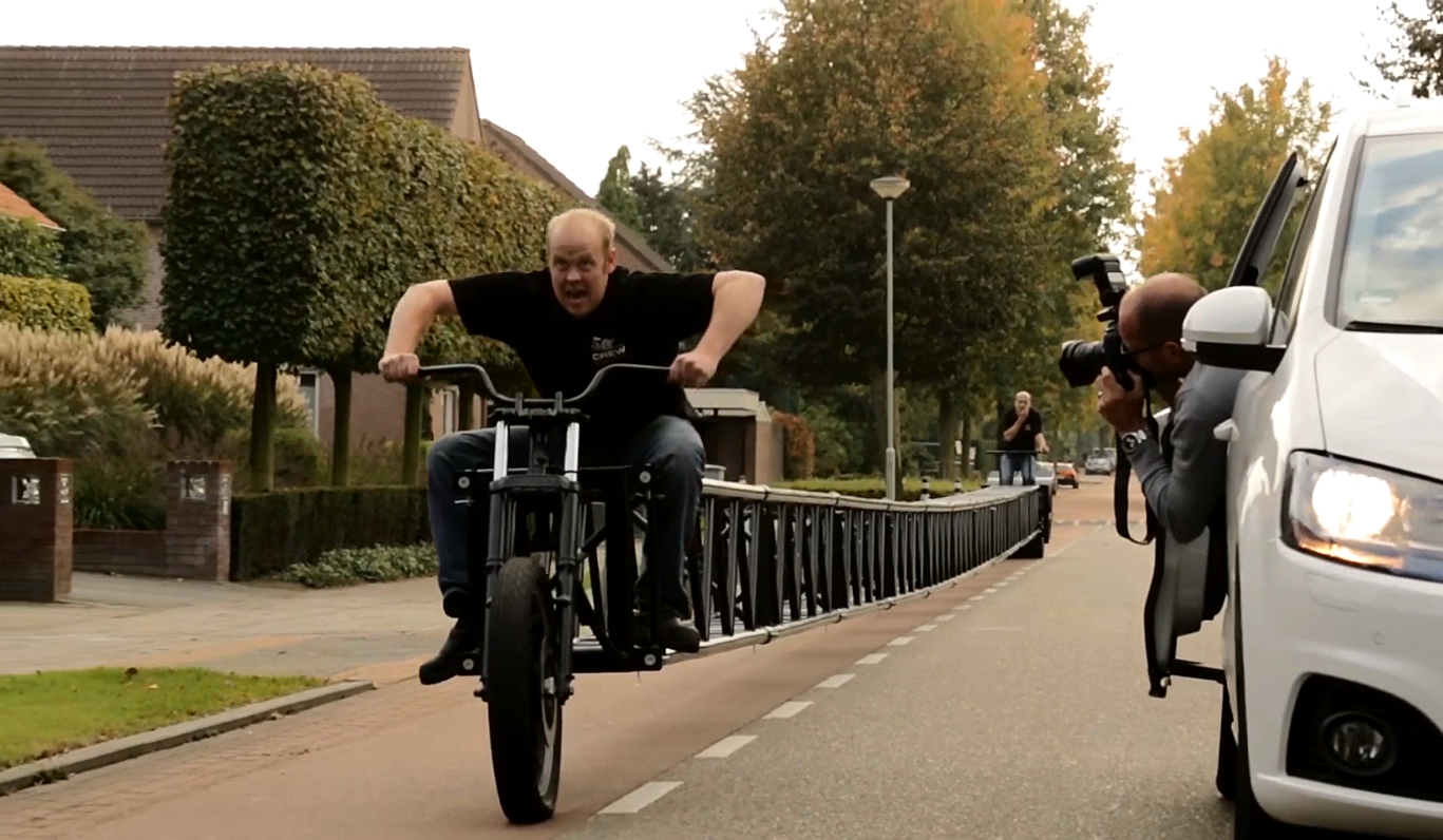 全球最长自行车，长达35米，网友：该怎么拐弯？