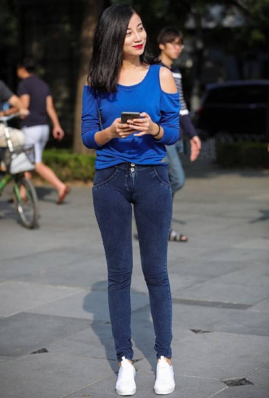 街拍:紧身牛仔裤美女,照样秀出火爆身材,气场十足!