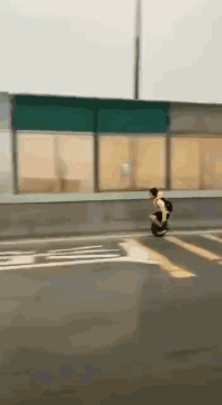 搞笑gif图:这难道就是传说中的爆发户?