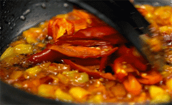 先在炒锅中放油烧热,放适量豆瓣酱炒出红油.