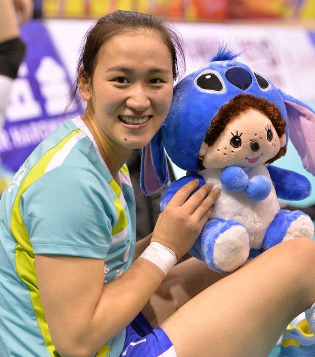 她是女排最矮国手，身高1米68嫁2米1男排国手，婚后幸福滋润！