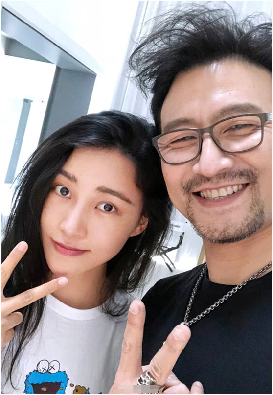 章子怡带醒醒参加节目,汪峰却晒美女合照,妻女感受不考虑吗?