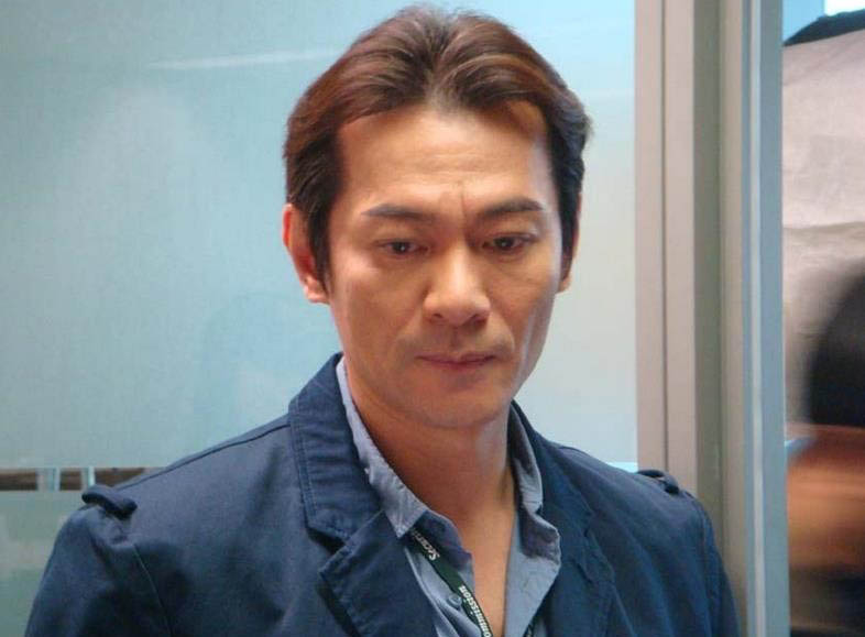 57岁江华与太太逛街十指紧扣，结婚27年老夫老妻如甜蜜小情侣