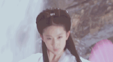 她是自带仙气的古装美女,15岁出道一炮而红,今31岁还似少女容颜