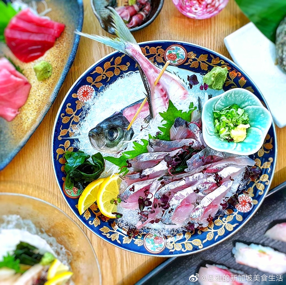 在 的 你可以在這里享用頂級(jí)的日本料理 例如鮑魚(yú)，海膽