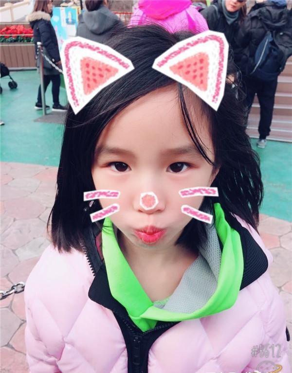 张庭晒女儿近照,林家菱新造型好惊艳,神似妈妈笑起来一模一样