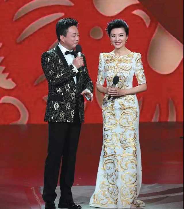 被誉为最美央视女主持,16年连续站台春晚
