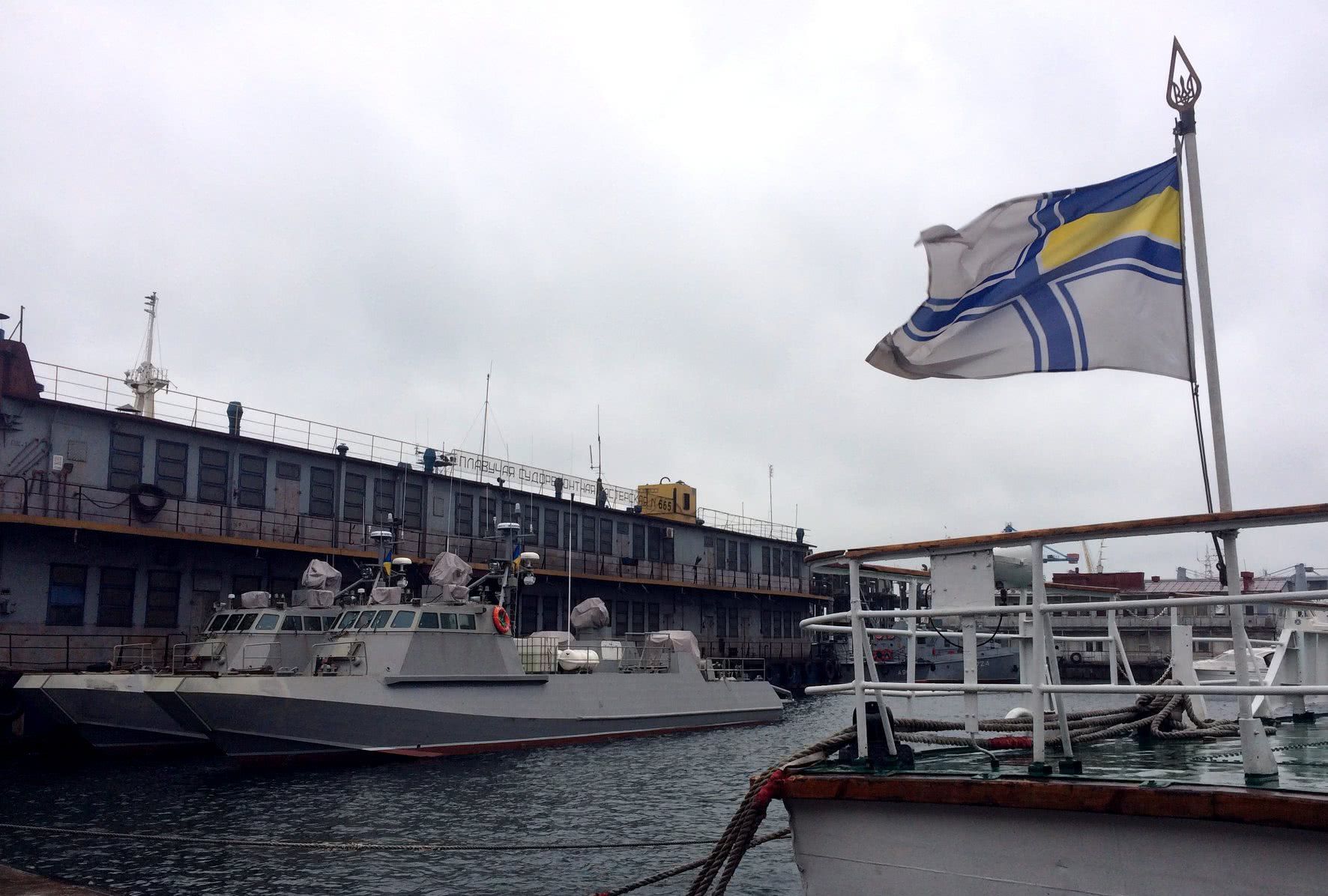 全新突击艇居然用钢条固定,乌克兰沦落得连河