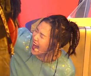 烟熏妆、梦想风?放弃铁刘海?《声音的摇滚》闻脚臭的搞笑图片图片