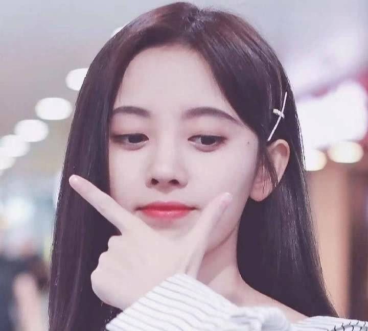 足够自信用自己的照片当头像就超级美啊~比如我们的女神章若楠小姐姐