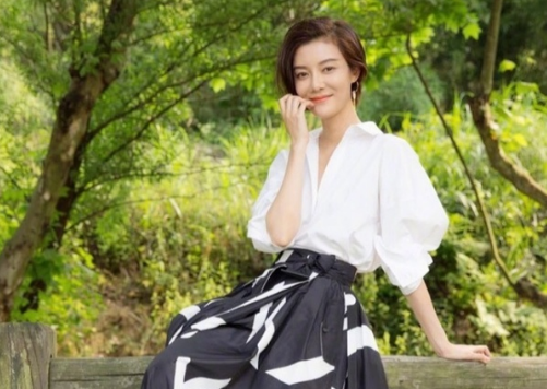车晓和妈妈王丽云近照，母女俩的婚姻都很失败，父亲隐藏的好深