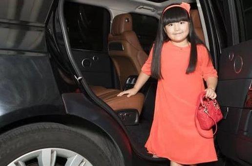 同是明星女儿,李湘女儿背名包坐豪车,而他女儿衣着