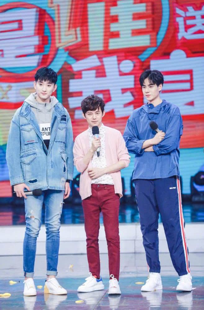 何炅自信与胡一天于小彤合照,调侃:心疼上身过