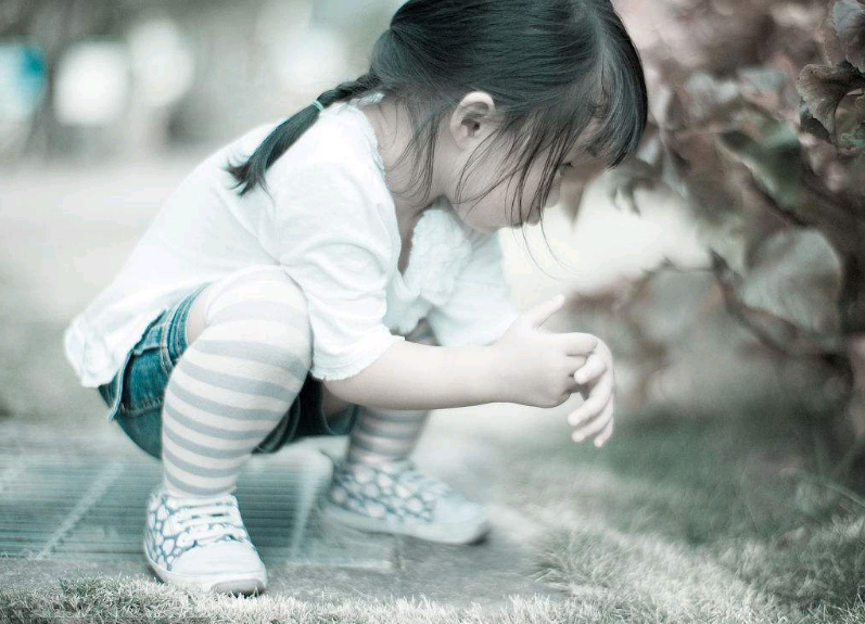 人贩子将5岁女孩骗到家里，夜里被女孩咬断喉咙