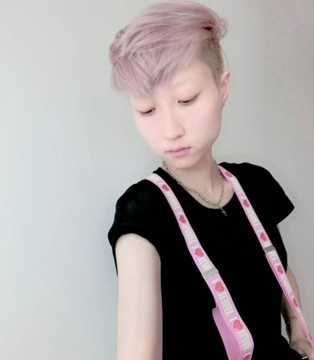 吴卓林晒结婚证后,吴绮莉首现身,愁眉不展、抽