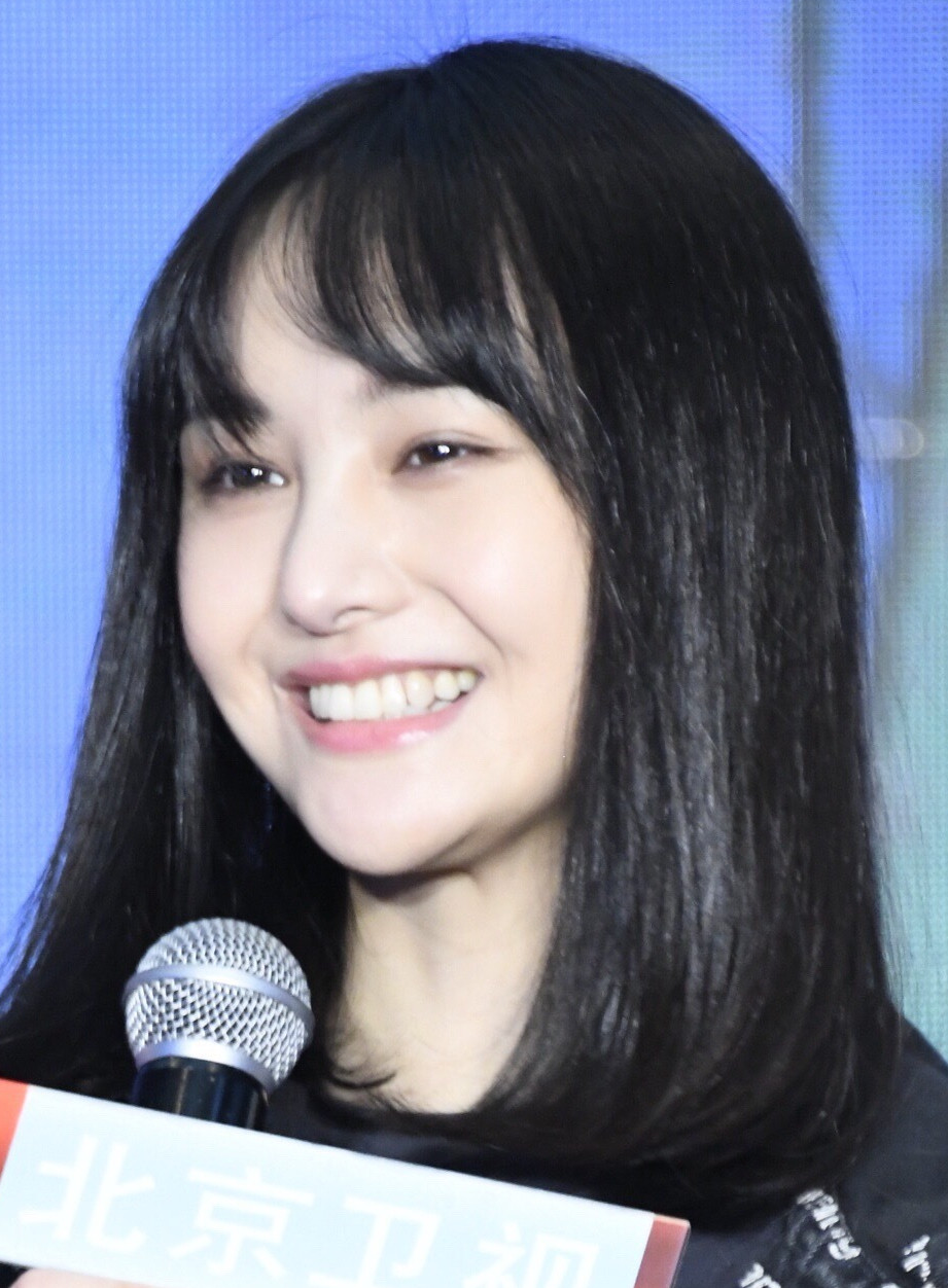 郑爽发布会连扇自己两巴掌,一旁演员的表情太